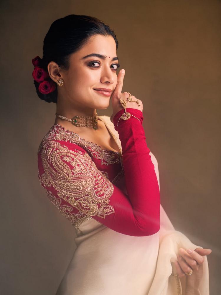 క్రీమ్ చీరలో రష్మిక మందన్న రాజసం, సంప్రదాయ శోభ