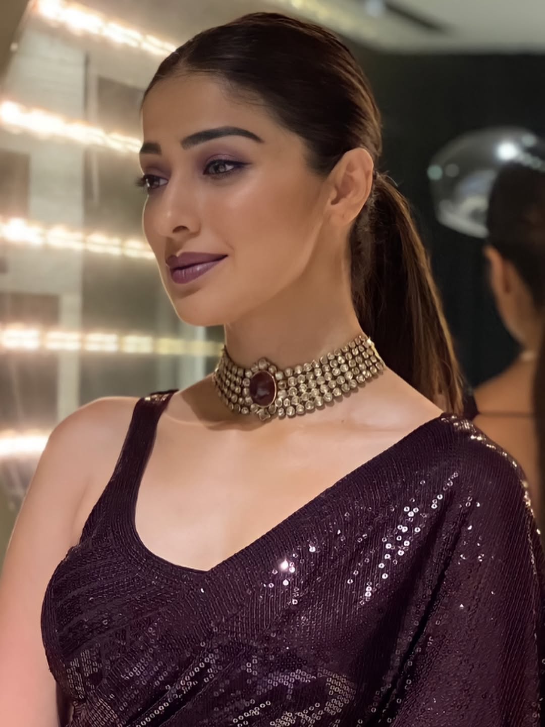 మెరిసే చీరలో లక్ష్మీ రాయ్ ప్రత్యేక ఆకర్షణ