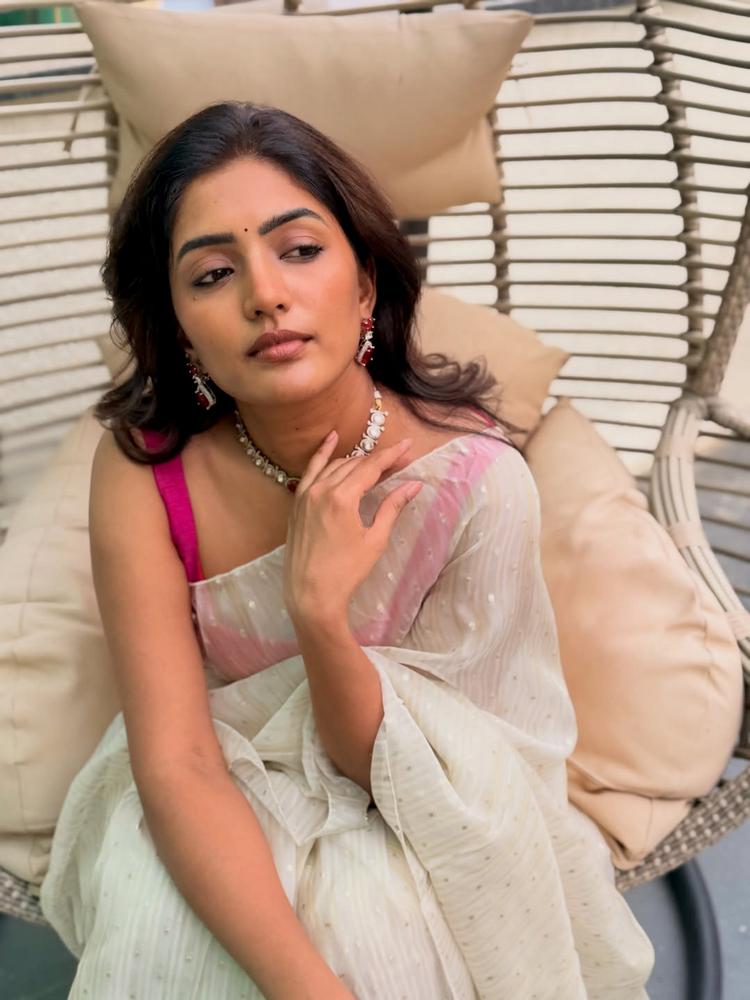 వైట్ శారీలో ఈషా రెబ్బ‌ అందమైన లుక్