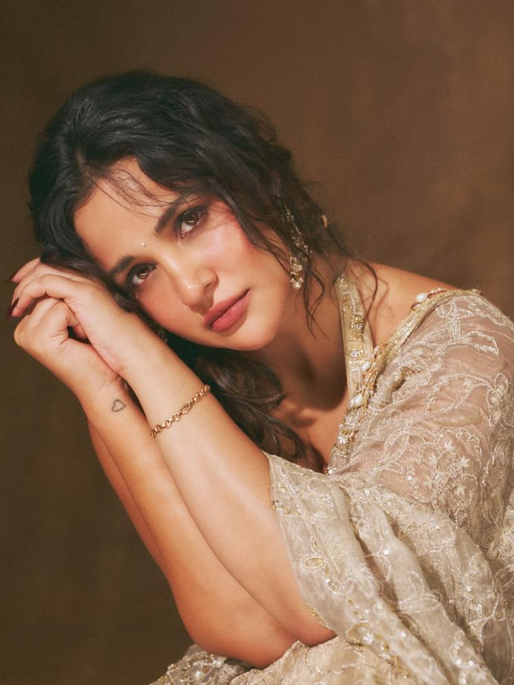 Aisha Sharma Stuns Fans in Elegant Golden Saree