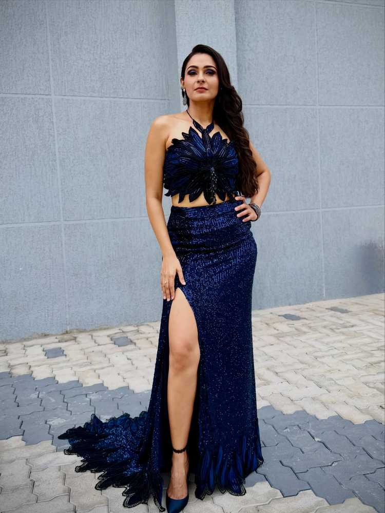ఆండ్రియా జెర్మియా గ్లామరస్ బ్లూ లుక్