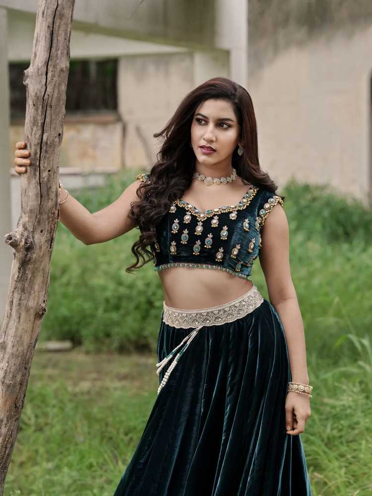 ట్రెడిషనల్ గ్లామర్‌తో ఆకట్టుకున్న విష్ణుప్రియ..