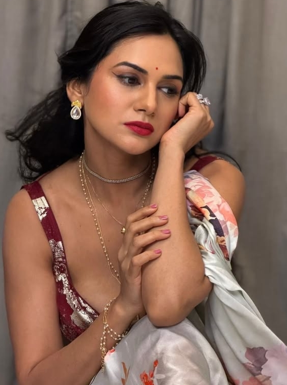 ఎథ్నిక్ లుక్‌లో మెస్మరైజ్ చేసిన ఆకాంక్ష చమోలా