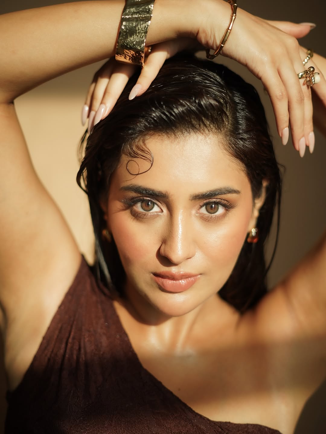 Rashi Singh Stunning Modern Charm