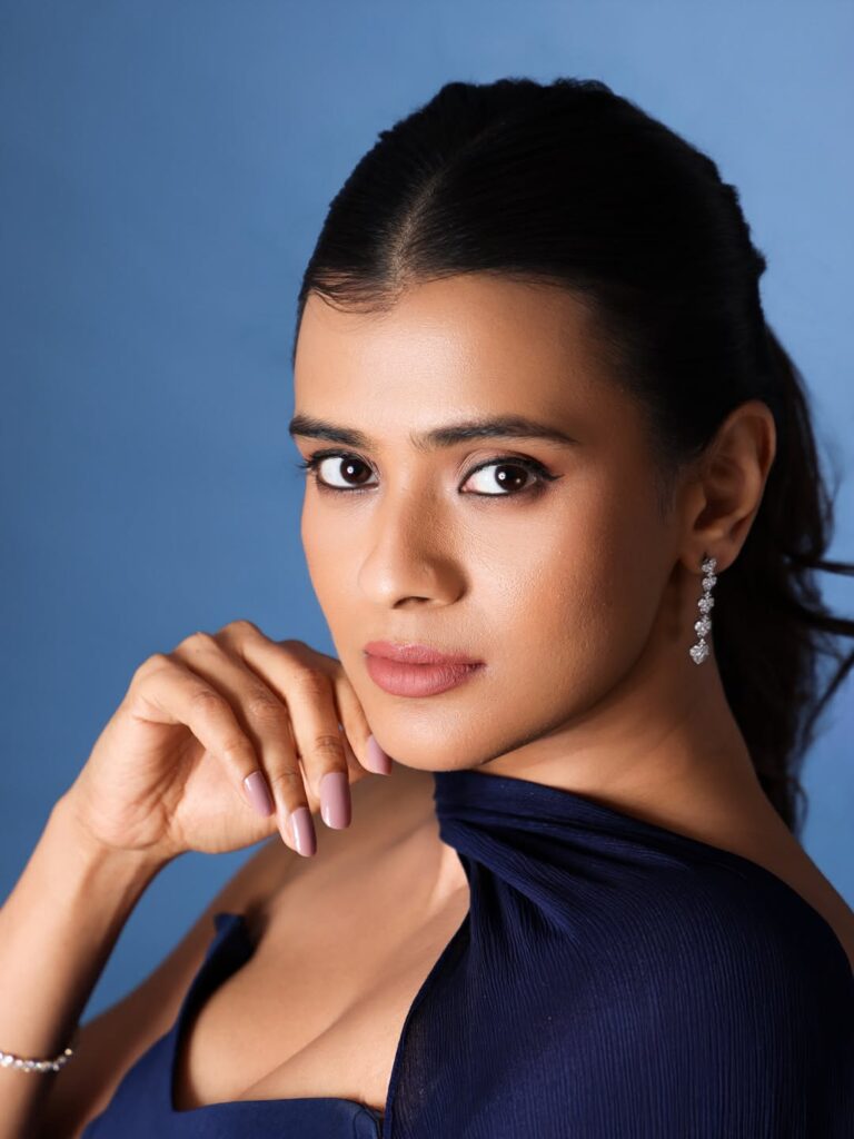Hebah Patel Stuns in a Chic New Look