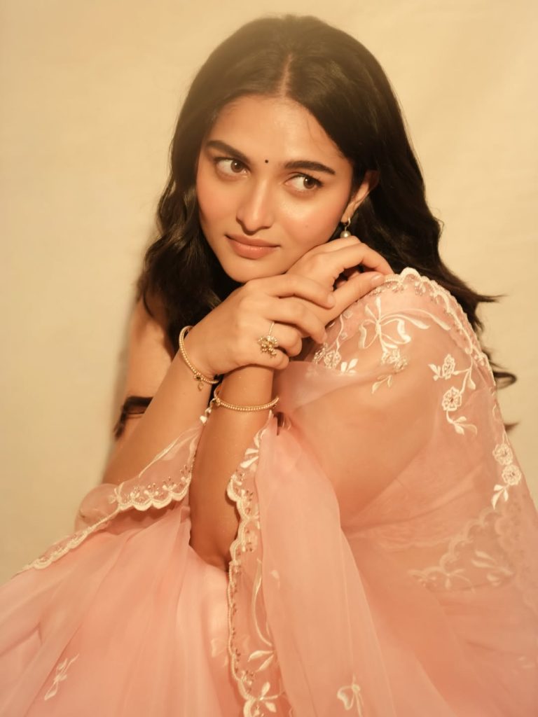 పీచ్ కలర్ శారీలో కయాదు లోహర్.. అందంతో కట్టిపడేస్తున్న బ్యూటీ