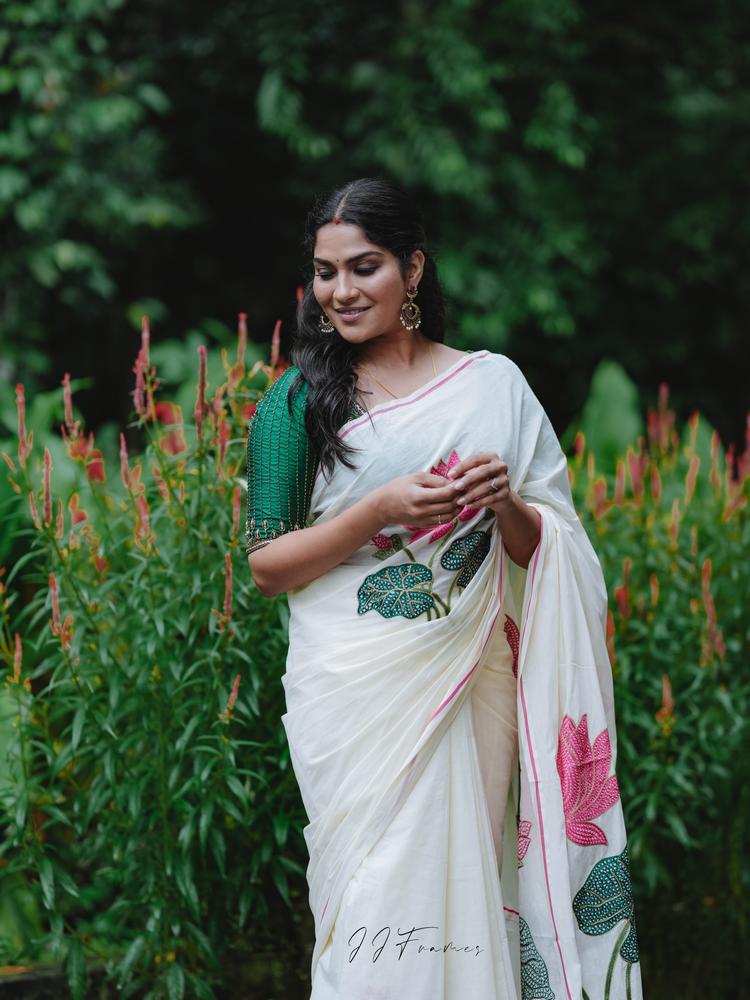 Swaswika Looks Beautiful in a Simple Saree