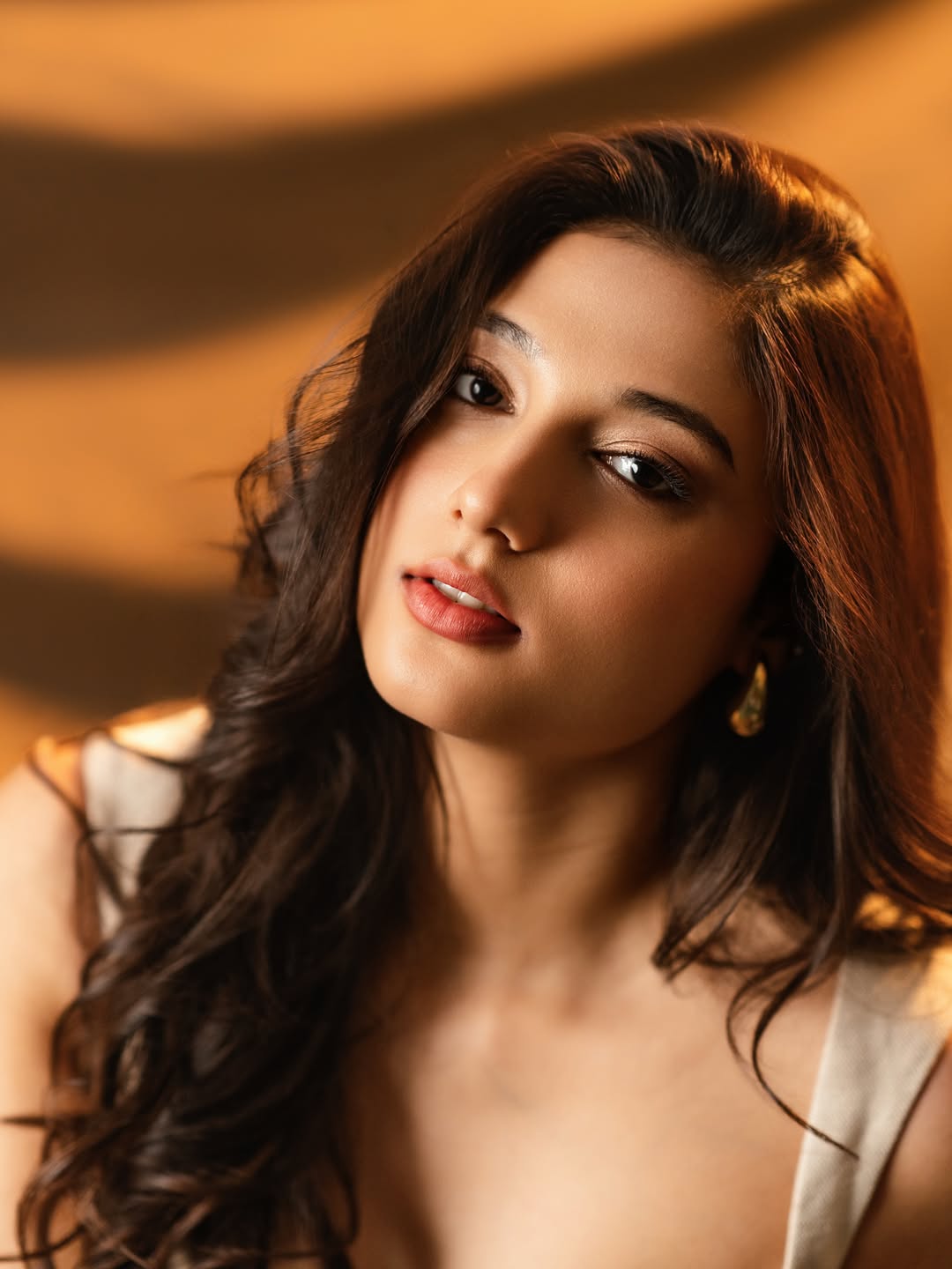 Ritika Nayak Radiates Pure Elegance in Dreamy Golden Hues!