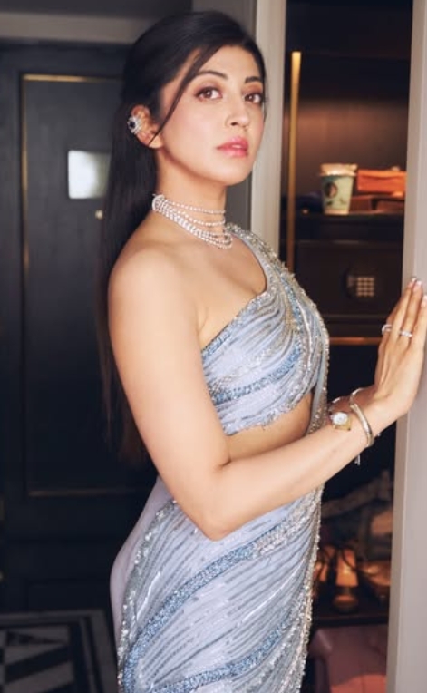 మెరిసే చీరలో మనసు దోచిన ప్రణీత సుభాష్..
