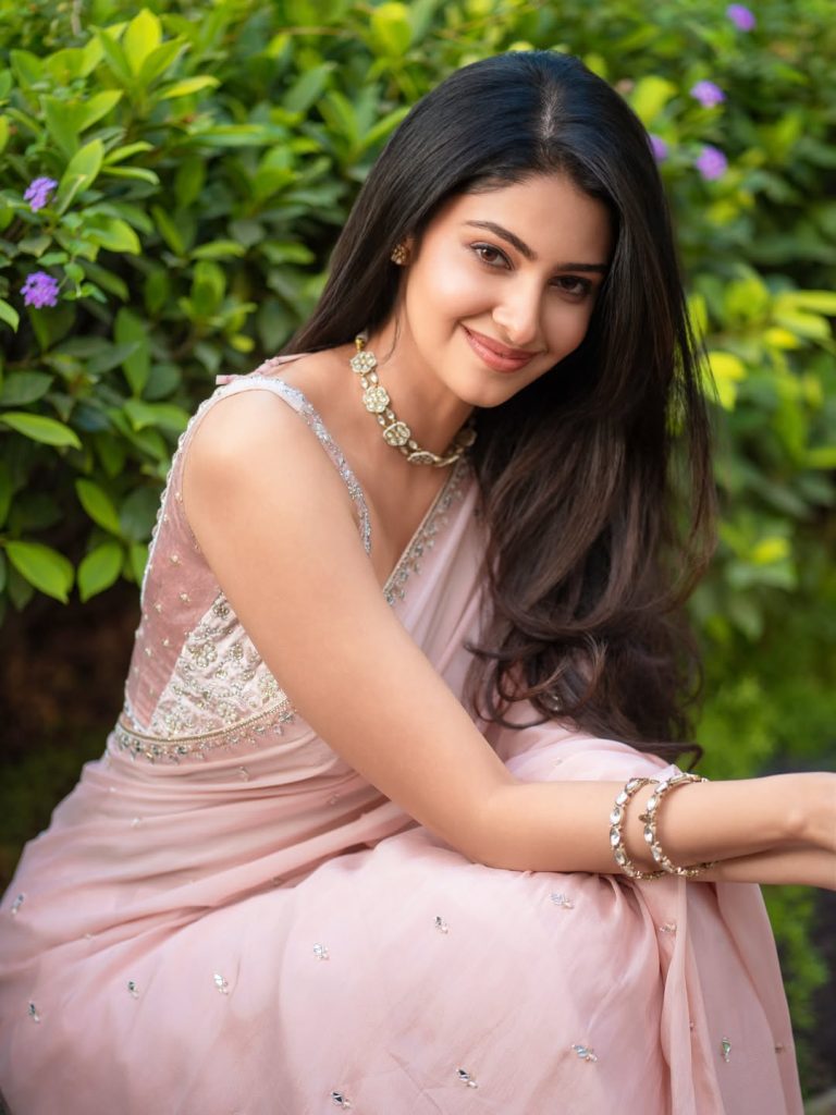 Manasa Varanasi Looks Beautiful in a Soft Pink Saree