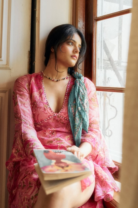 Riddhi Kumar Serves Up Effortless Elegance in Pink Ethnic Look