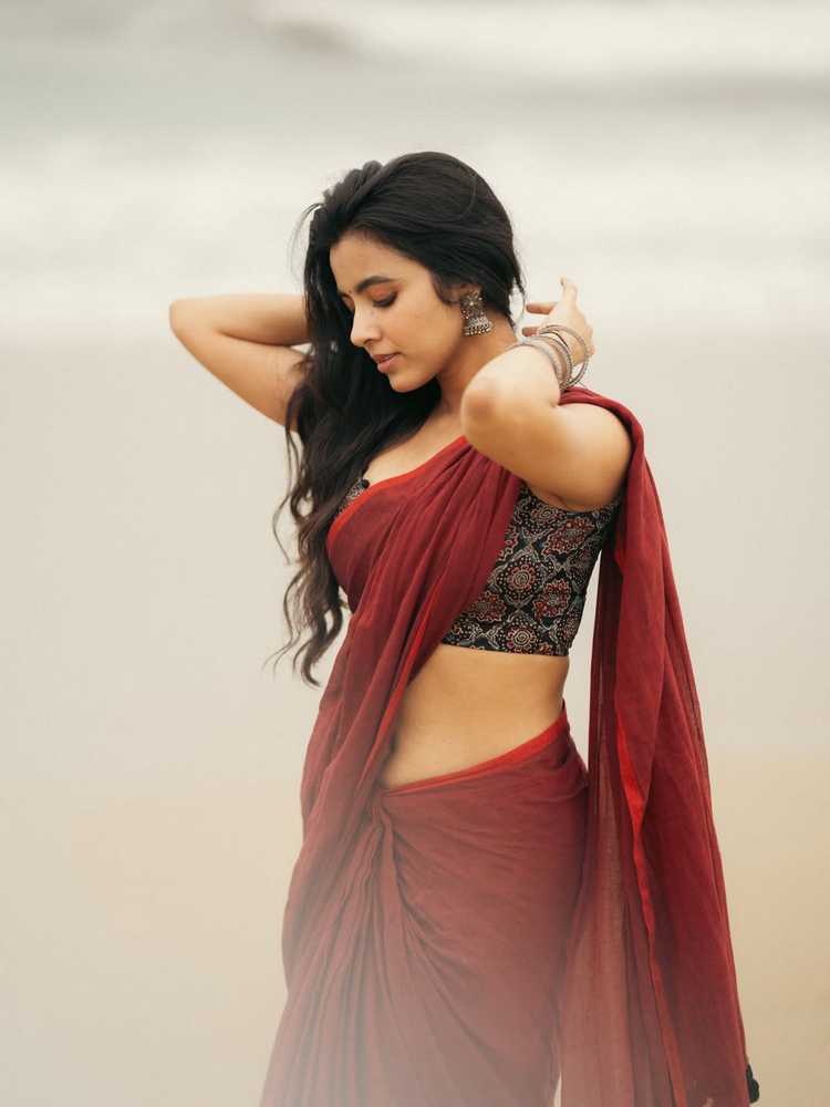 Shivani Nagaram Stuns in Saree
