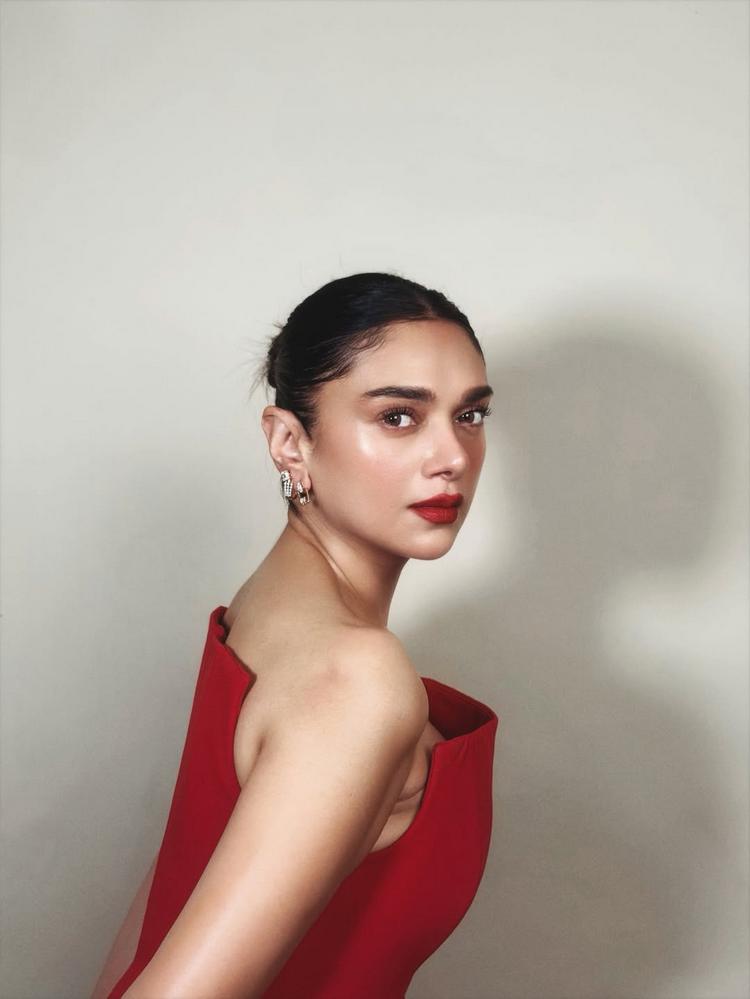 Aditi Rao Hydari Captures Attention With Her Elegant Looks