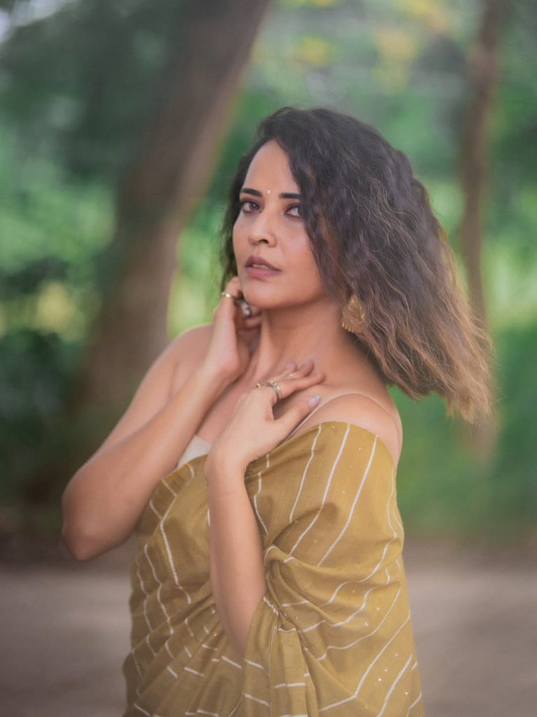 Anasuya Looks Stunning in a Saree!