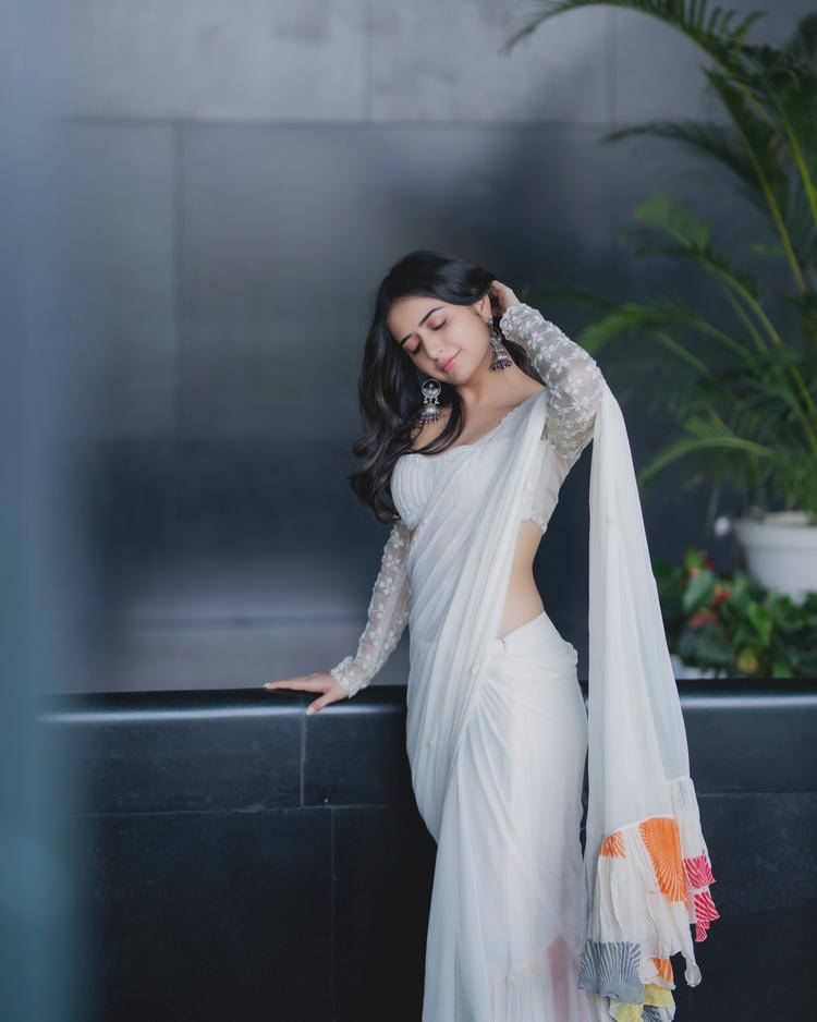 తెల్ల చీరలో మెస్మరైజ్ చేసిన ఆశికా రంగనాథ్