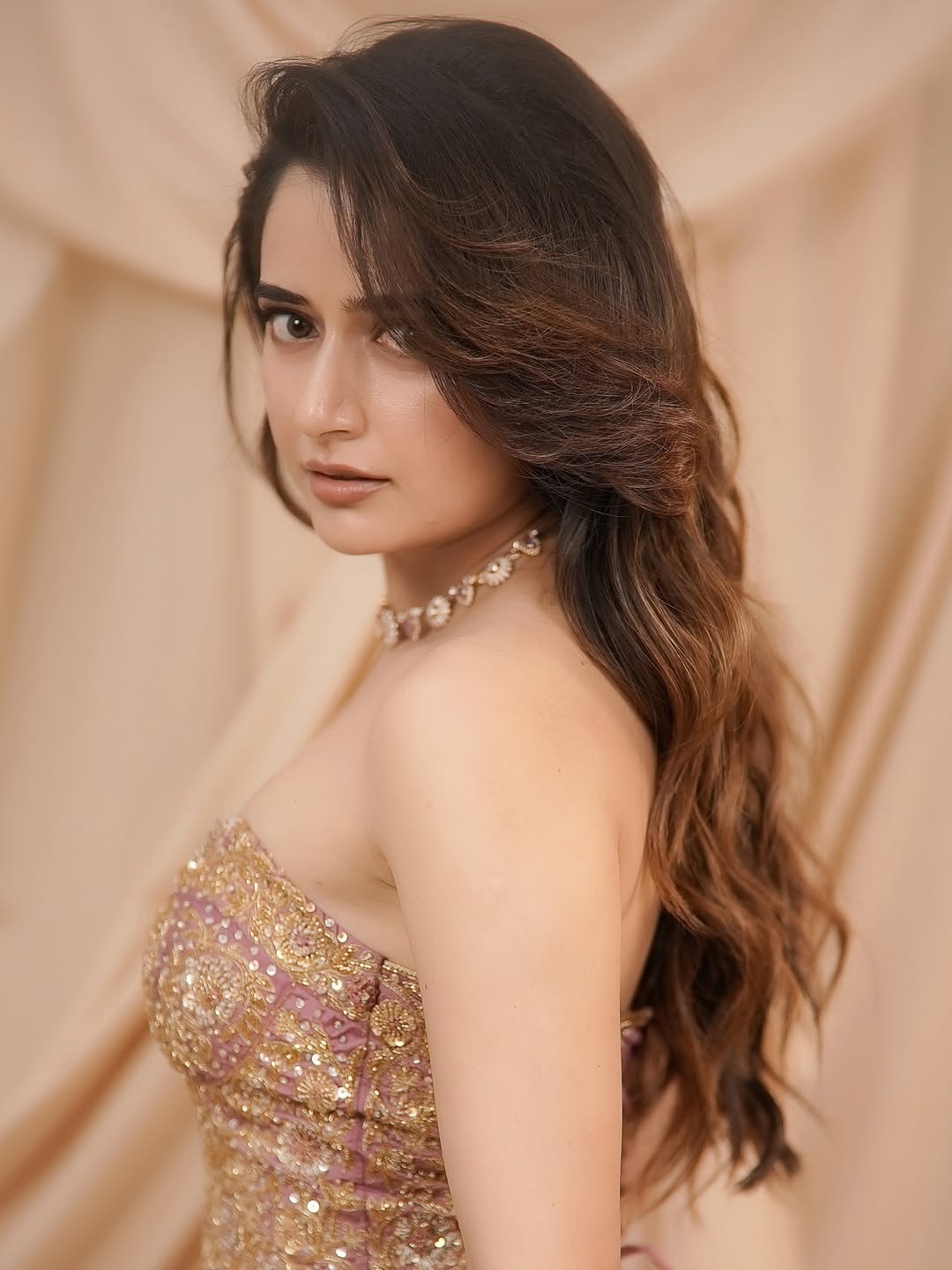 ఆషికా అద్భుతమైన ఫ్యాషన్ క్షణం