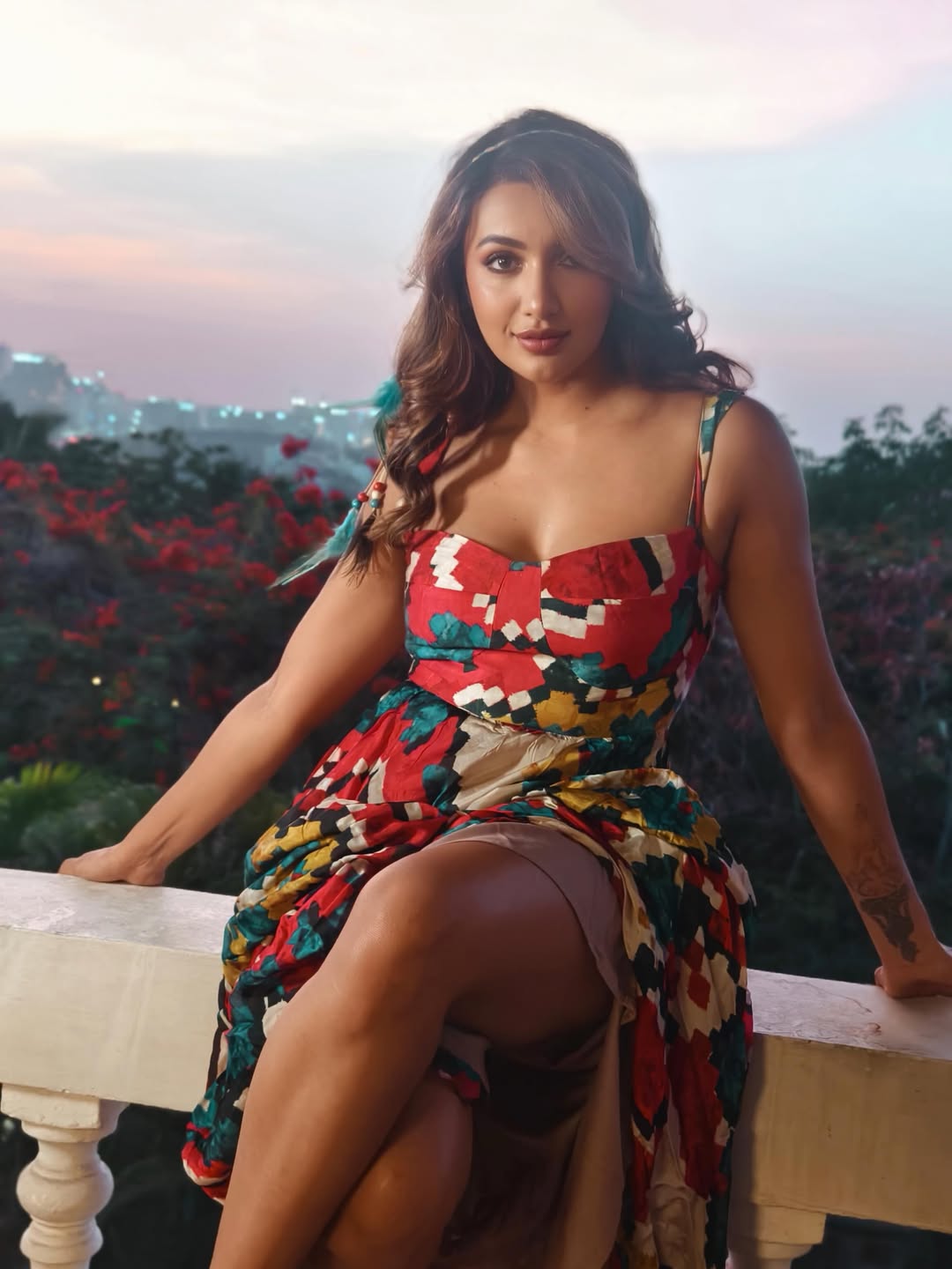 కలర్‌ఫుల్ అవుట్‌ఫిట్‌లో కట్టిపడేసిన తేజస్వి మదివాడ