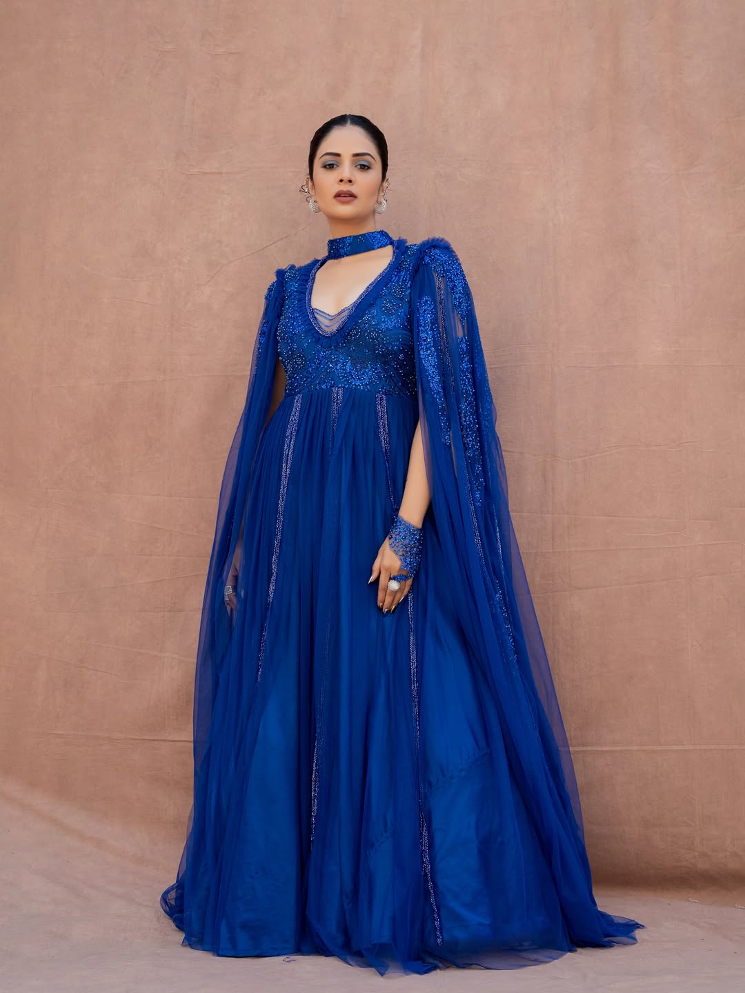 Sreemukhi Mesmerizes in Royal Blue Glam Avatar!