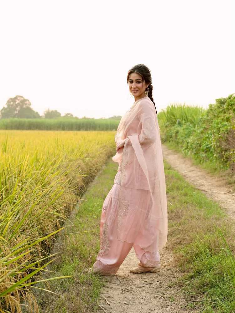 Sara Ali Khan Stuns in a Chic Glam Look