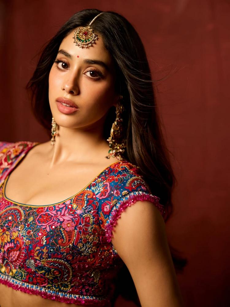 Janhvi Kapoor Stuns in a Vibrant Traditional Look