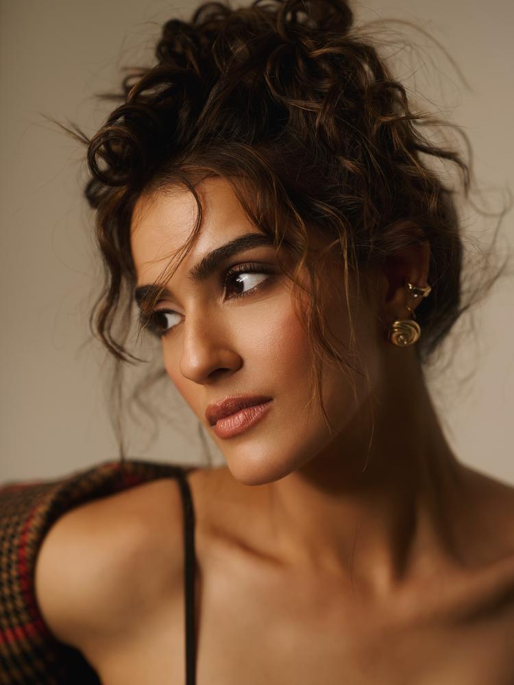 కావ్య థాపర్‌ కొత్త ఫొటోలు.. అందంతో ఆకట్టుకుంటున్న భామ