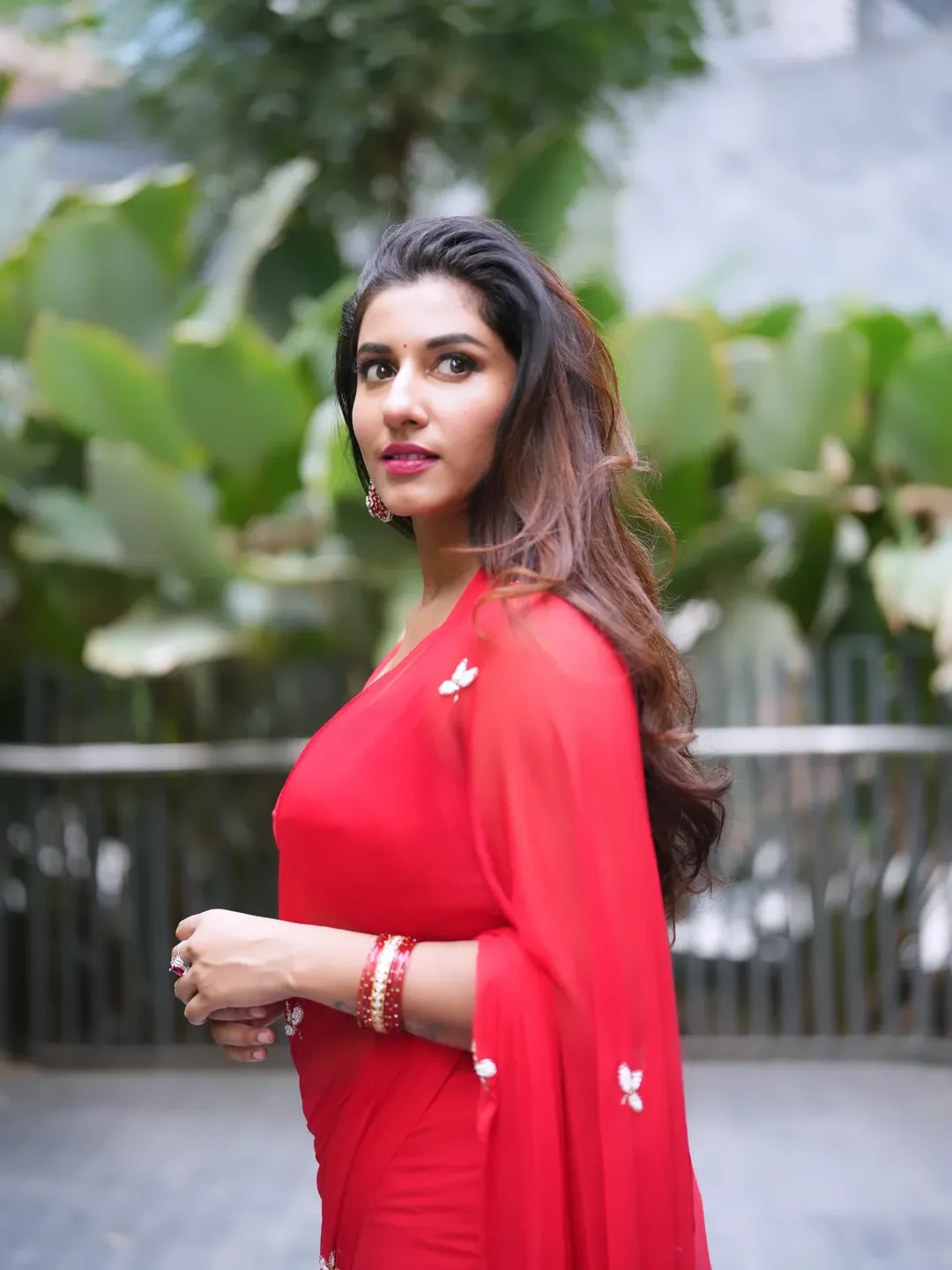 ఎర్ర చీరలో మెరిసిన విష్ణుప్రియ