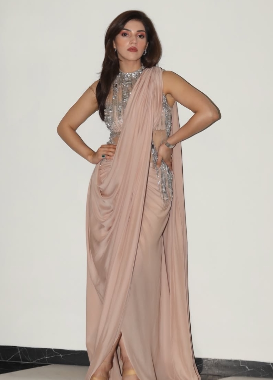 Mehreen Pirzada Stuns in a Shimmering Drape with Timeless Elegance