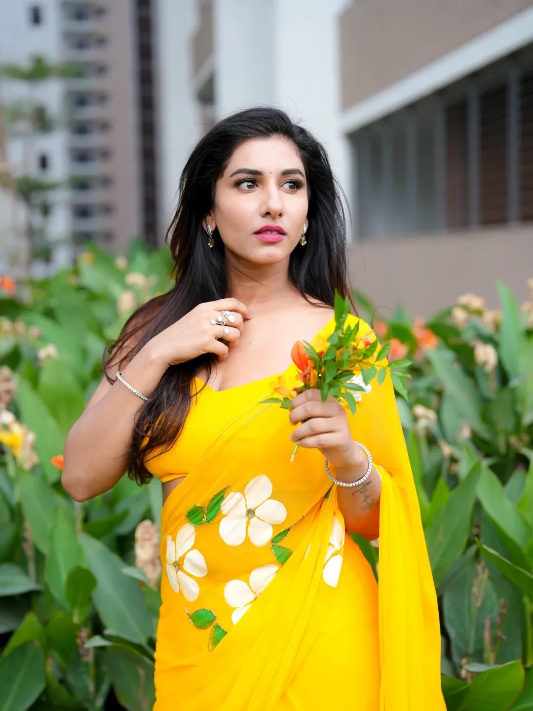పసిడి వెలుగులా మెరిసిన విష్ణుప్రియ