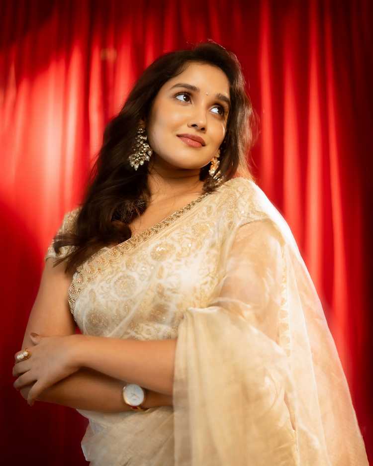 స్టైలిష్ లుక్‌లో మెరిసిన అనిఖా సురేంద్రన్