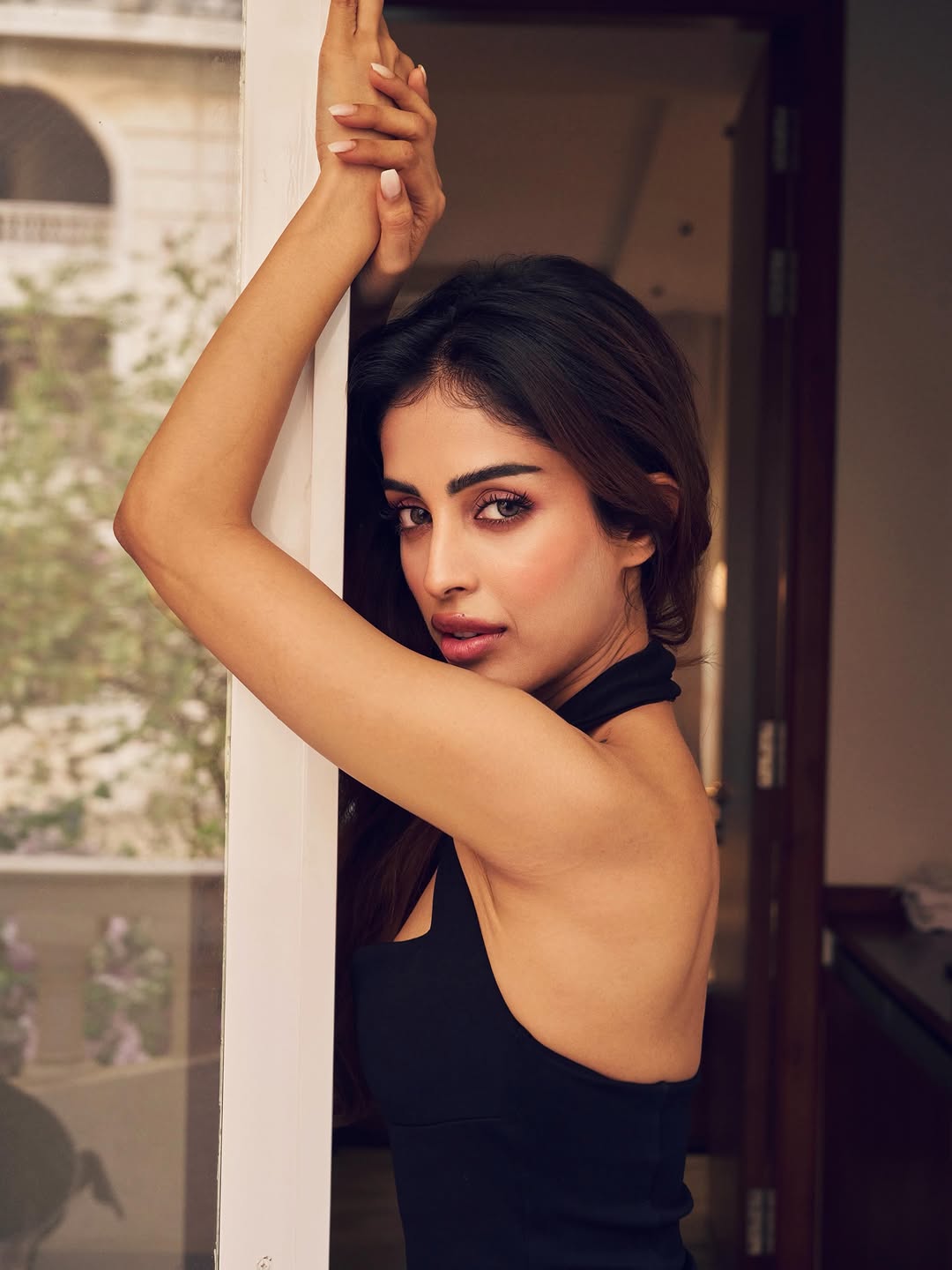 Priya Banerjee’s Glamorous Black Outfit!