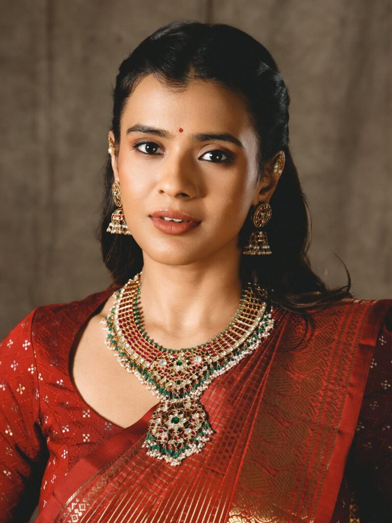 హెబ్బా పటేల్‌ స్టైలిష్‌ లుక్‌.. ఆకట్టుకుంటున్న అందం