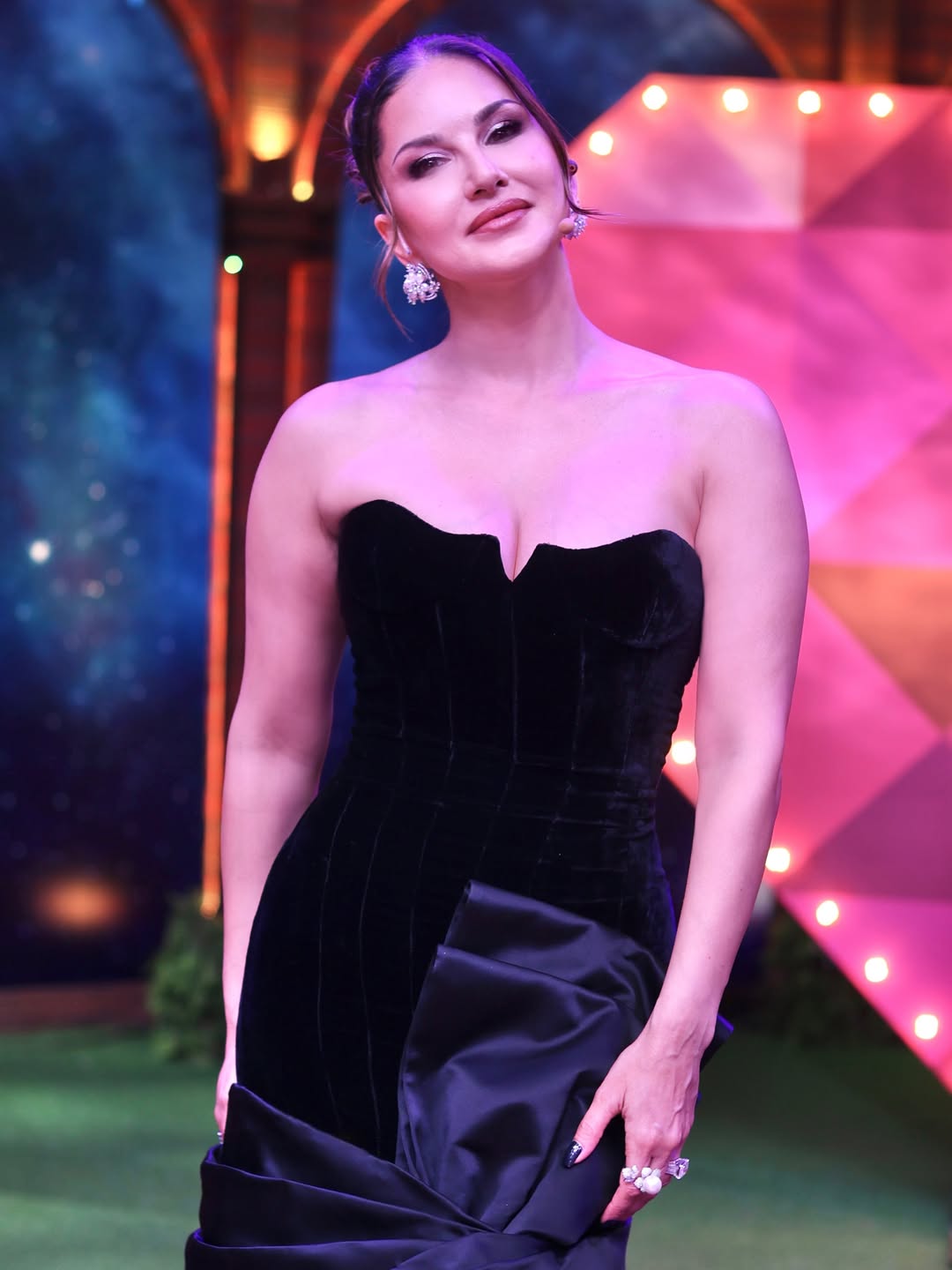 Sunny Leone turns heads in a stunning black gown!