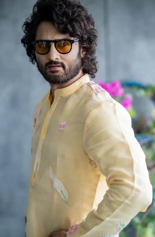 ఎల్లో కుర్తాలో సుధీర్ బాబు స్టైలిష్ లుక్..