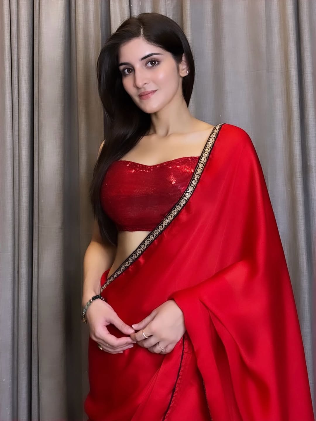 ఎర్ర చీరలో మెరిసిన నవికా కోటియా