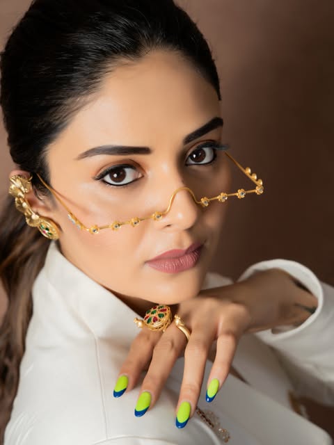 తెల్లని సూట్‌లో శ్రీముఖి స్టైలిష్ లుక్
