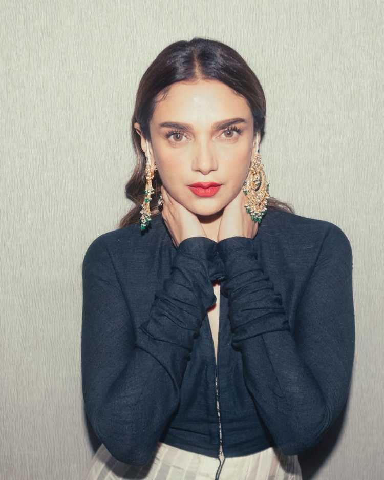 Aditi Rao Hydari Exudes Elegance in Black-and-White Ethnic Look