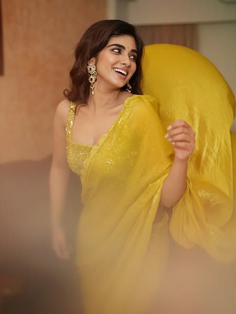 అందంతో ఆకట్టుకుంటున్న ప్రజ్ఞా నగ్రా
