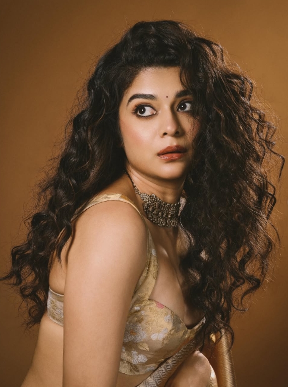 బంగారు చీరలో మైమరిపించిన మిథిలా పాల్కర్