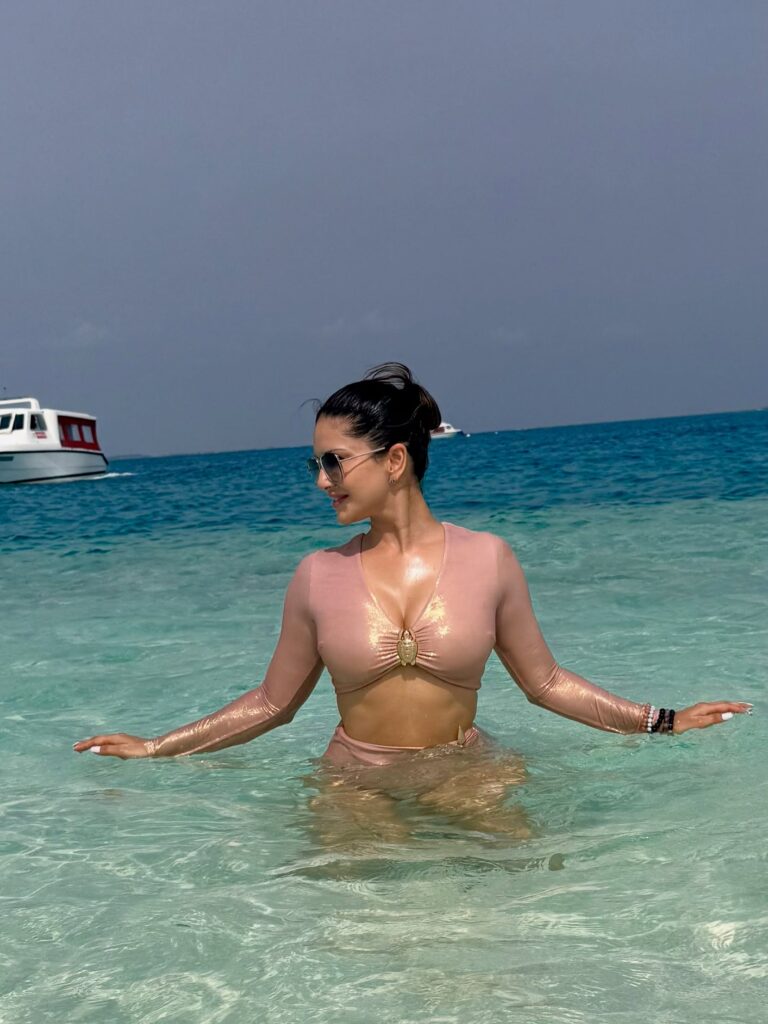 Mind-blowing beach style look by Sunny Leone