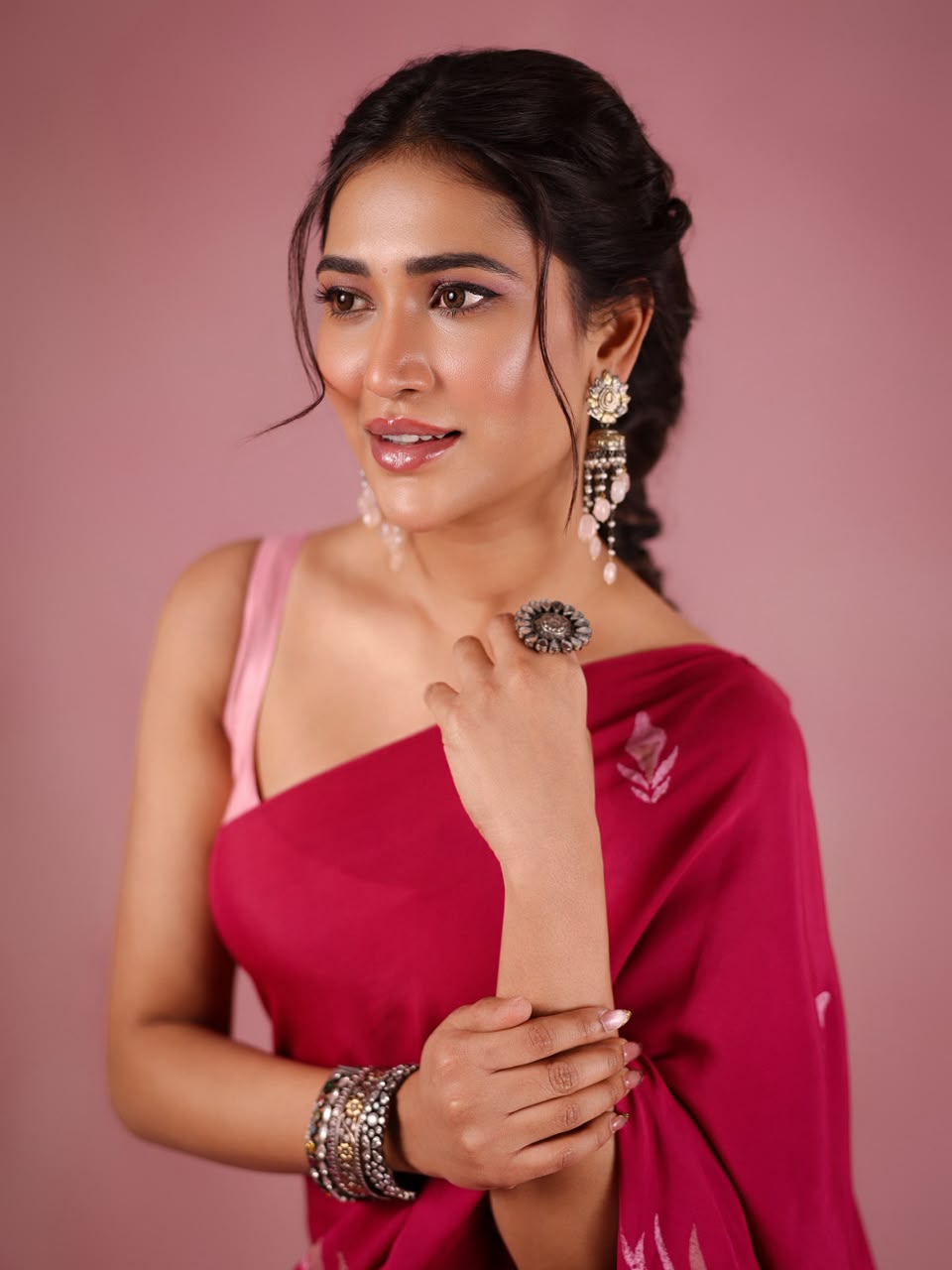 సింపుల్ లుక్‌తో దశ్విక మ్యాజిక్...