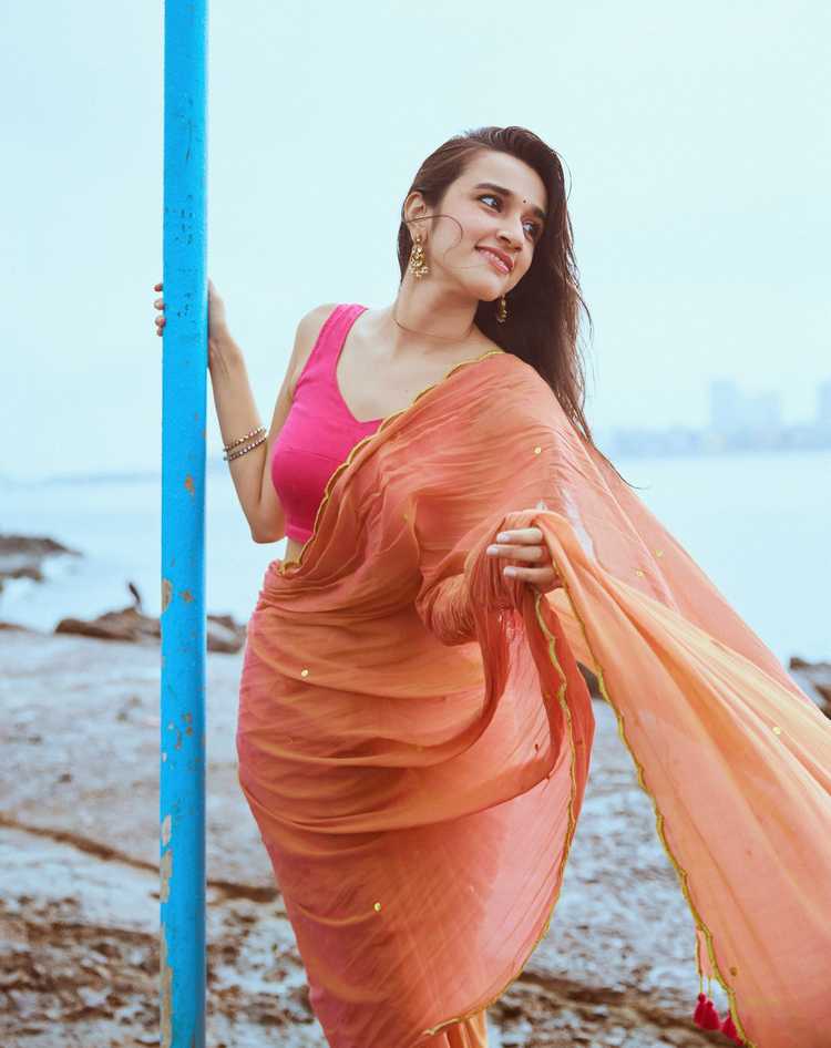 Nuvveksha’s Glamour Treat in a Saree