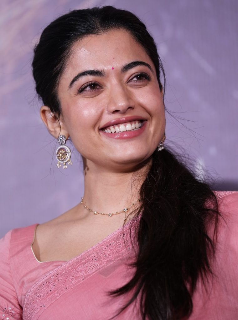 స్టైలిష్ లుక్‌లో రష్మిక మందన్న మెస్మరైజింగ్!