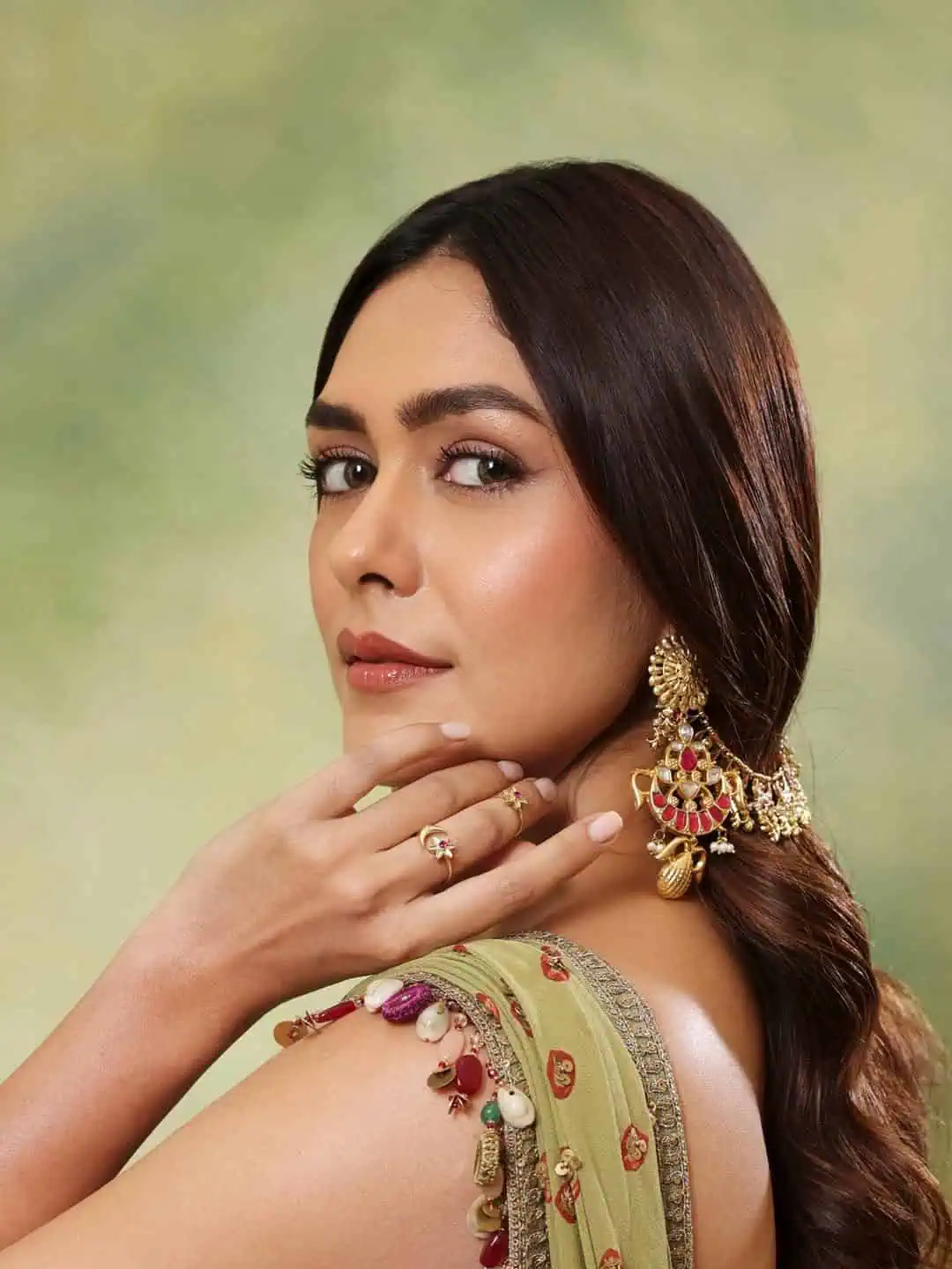 Mrunal Thakur Turns Up the Glamour in a Stunning Saree!