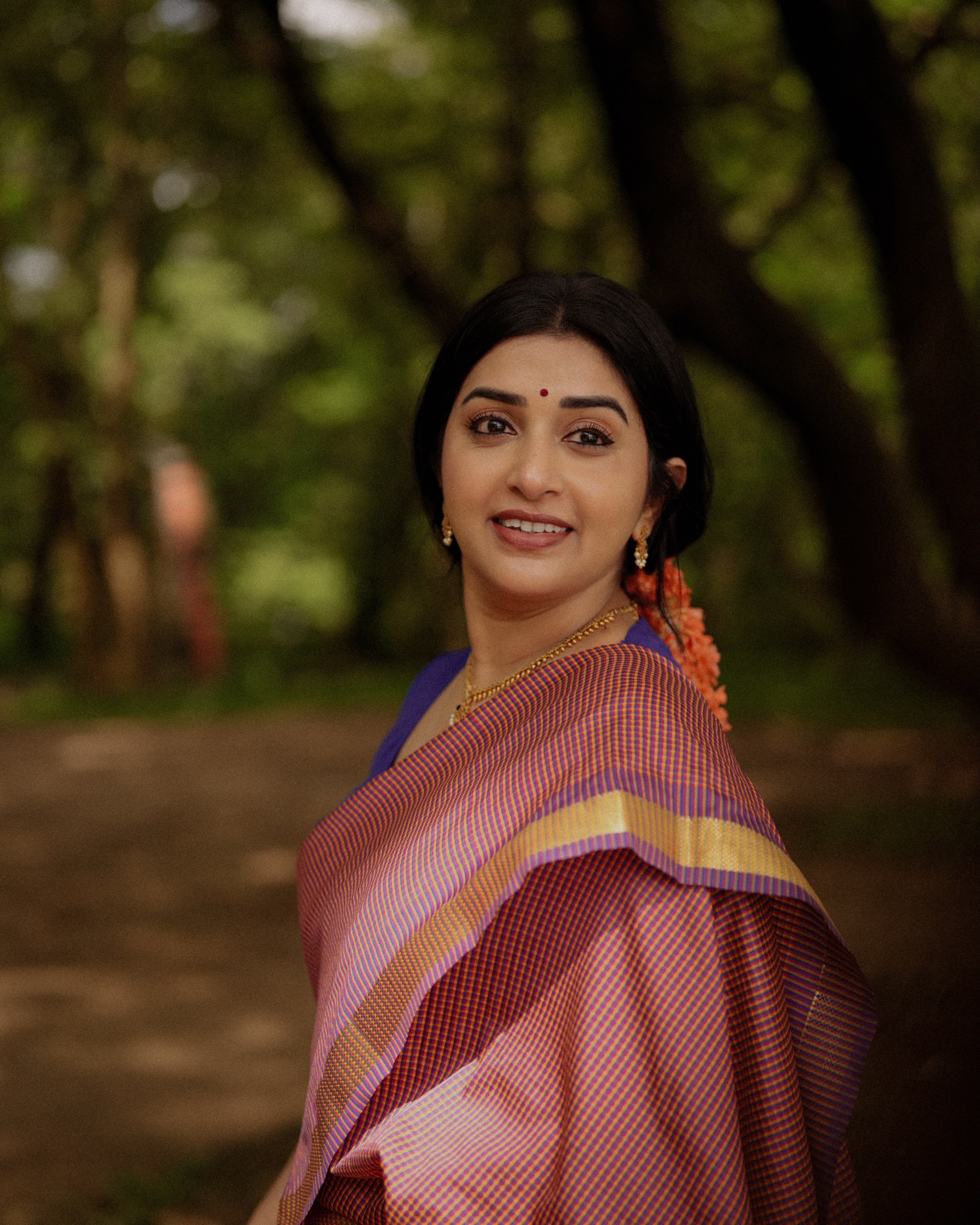 ప్రశాంతమైన లుక్‌లో మీరా సహజమైన అందం  