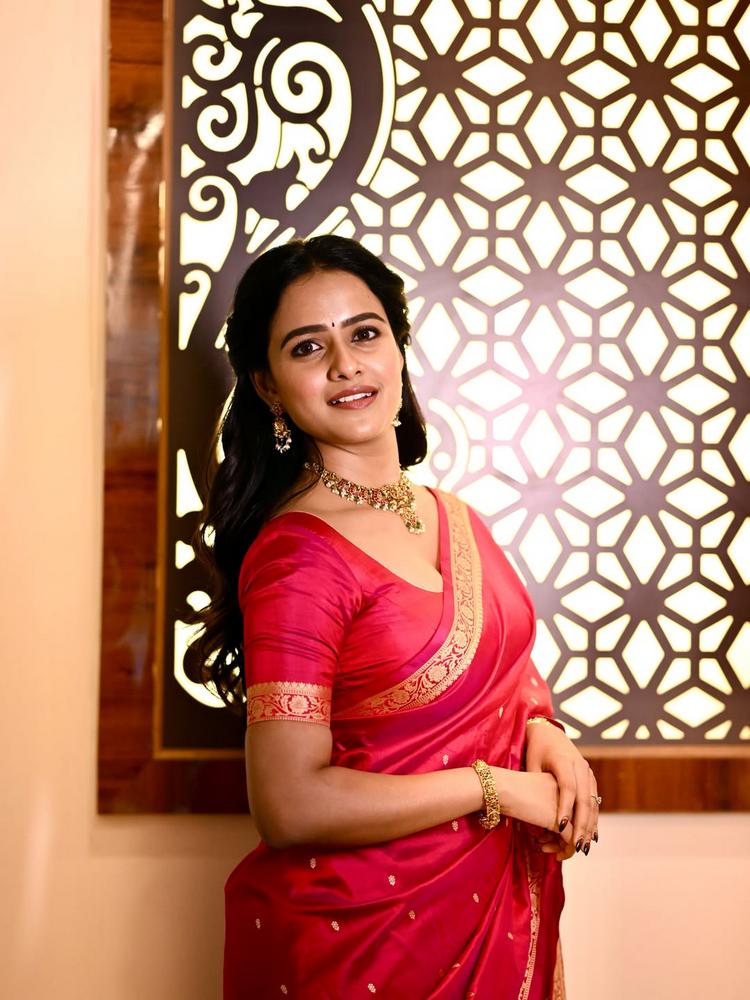 పింక్ చీరలో వైష్ణవి చైతన్య అందమైన హంగు