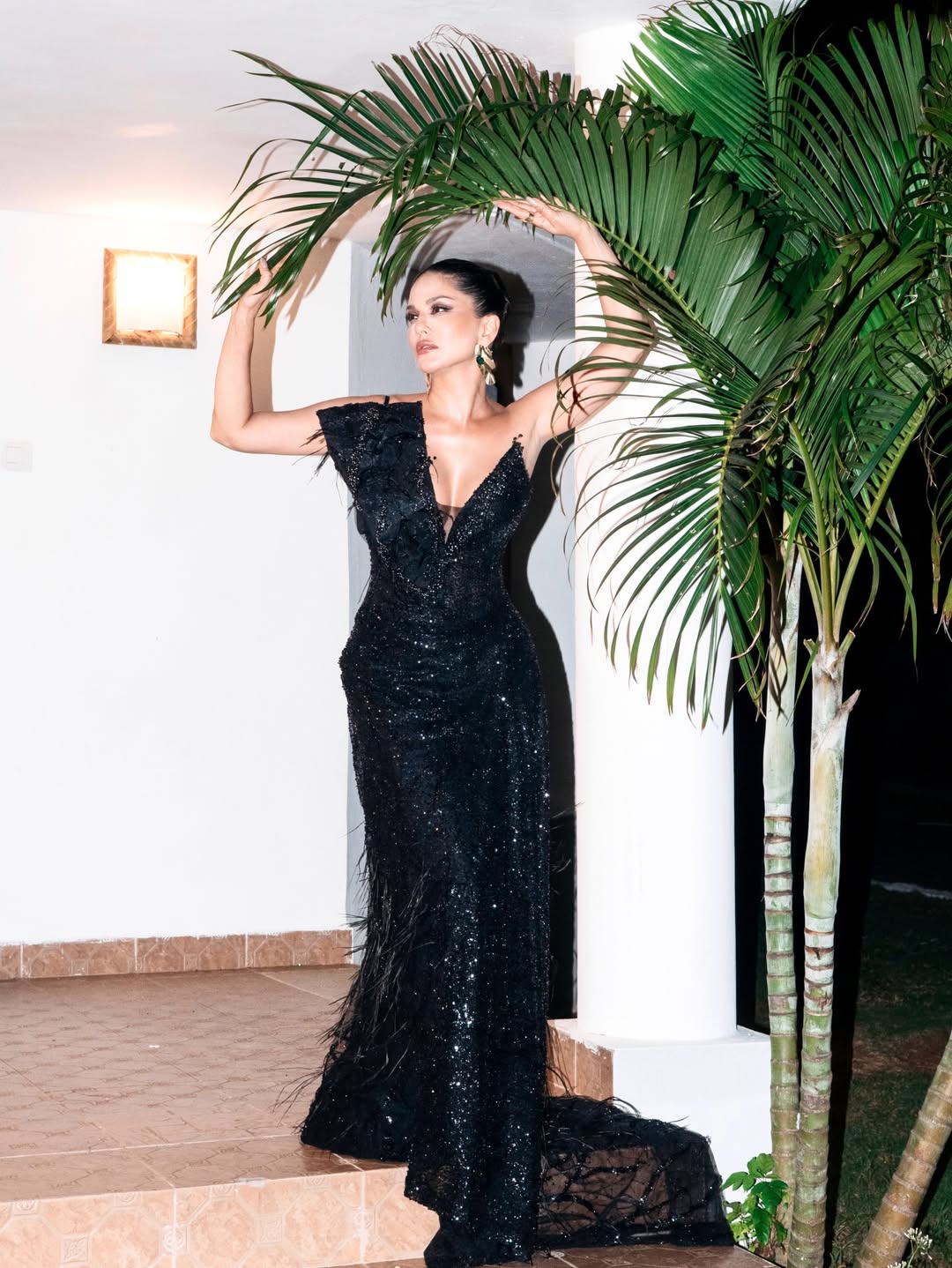 Sunny Leone’s Bold & Elegant Style!