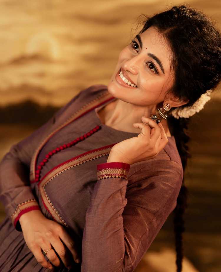 ఎత్నిక్ డ్రెస్‌లో ఆనంది సంప్రదాయ శోభ