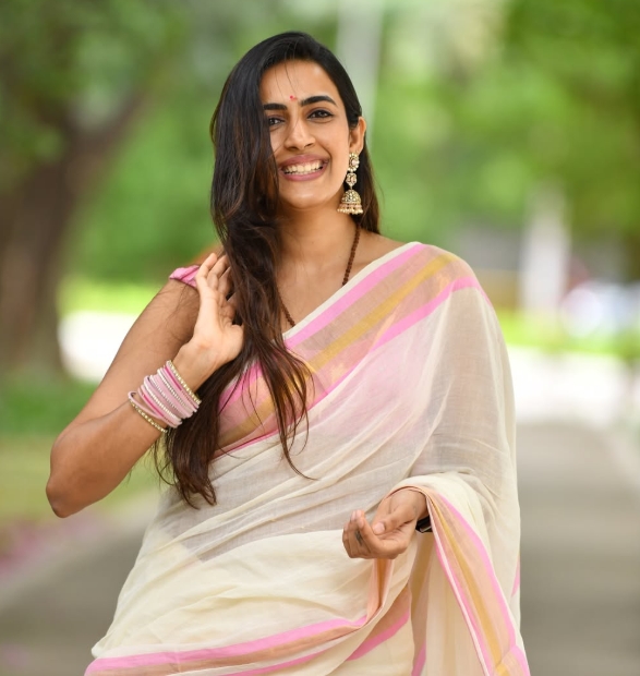 చీరకట్టులో చిరునవ్వులు చిందించిన నిహారిక