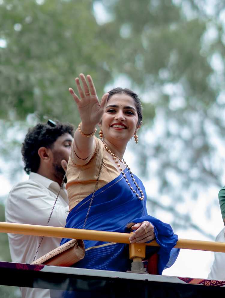 బ్లూ శారీలో రుక్మిణి వసంత్ గ్రేస్‌ఫుల్ లుక్