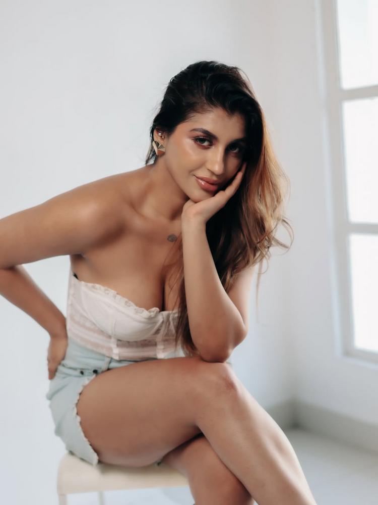 యాషికా ఆనంద్ గ్లామర్ సందడి